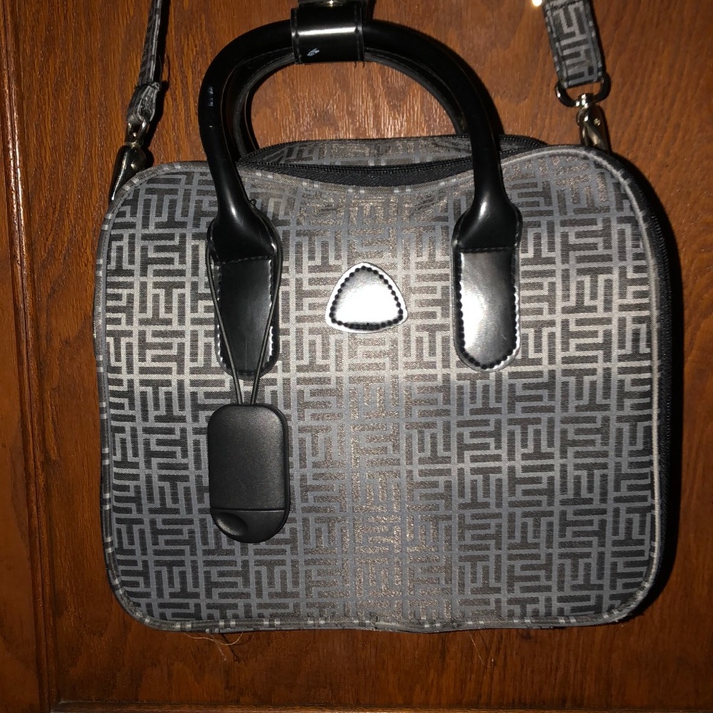 IT Travel Gear Women’s Black & Gray Travel Bag